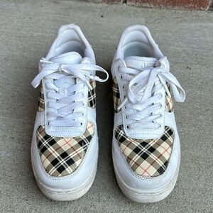 Women’s sneakers size 7